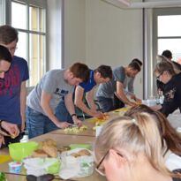 Mitarbeiter helfen gesundes Frühstück zu bereiten